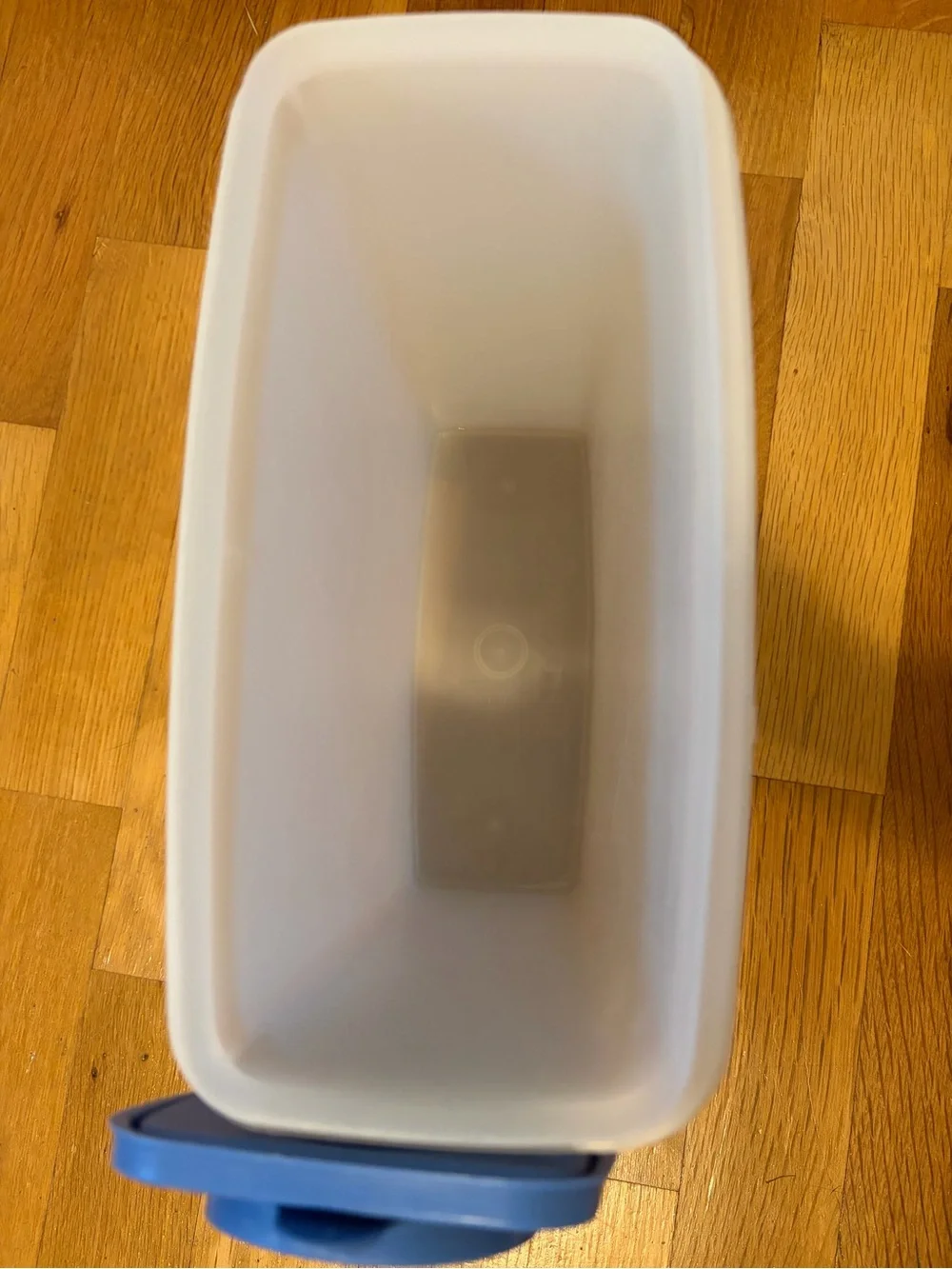 Set of two Tupperware cereal containers blue and tan lids